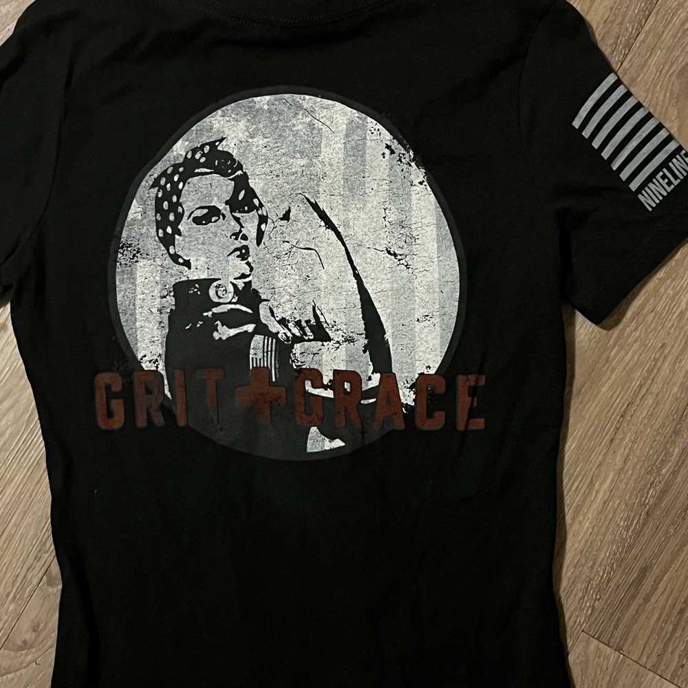 9 line apparel women’s small v neck grit and grace t shirt new with tags
